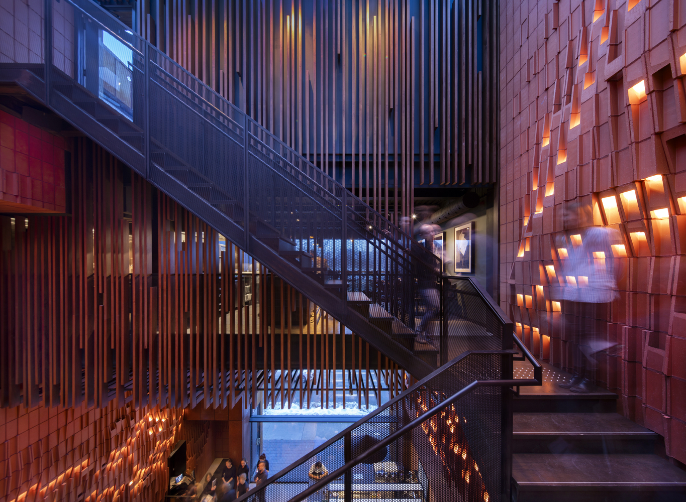 光影婆娑的陶土砖墙面