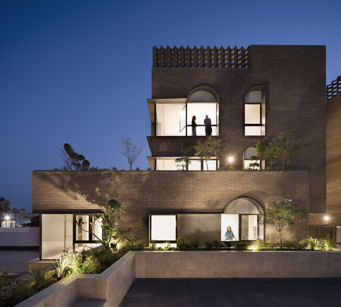 陶土砖筑就滨海住宅新典范：一场空间与材质的诗意对话