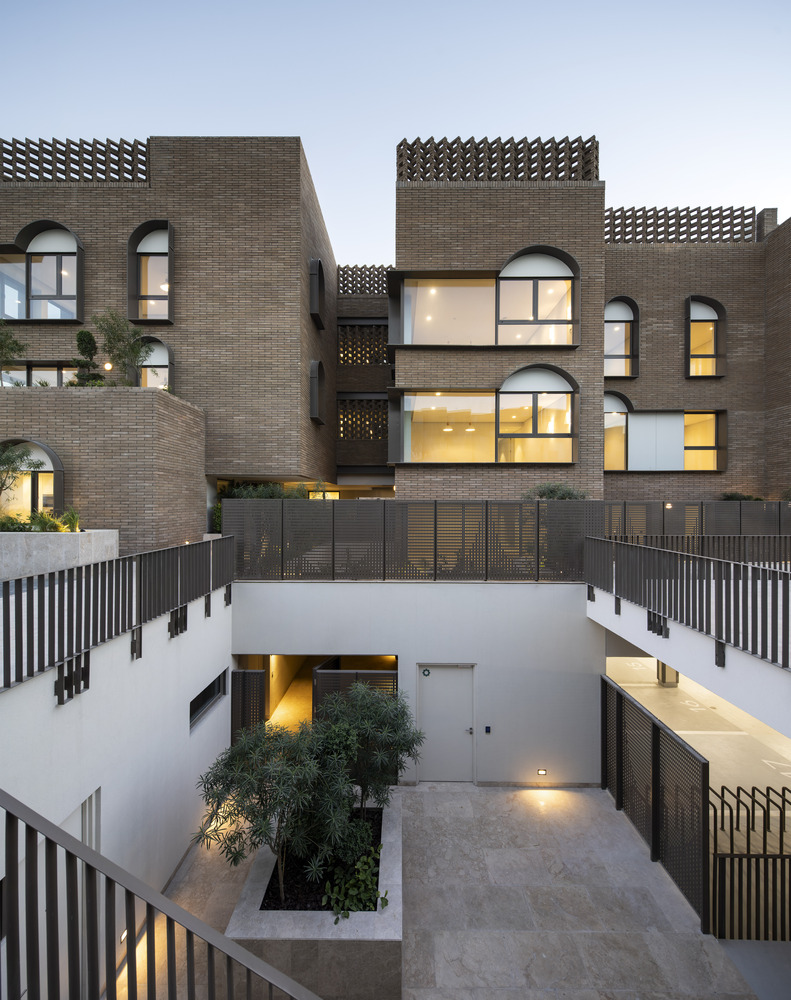 陶土砖筑就滨海住宅新典范：一场空间与材质的诗意对话