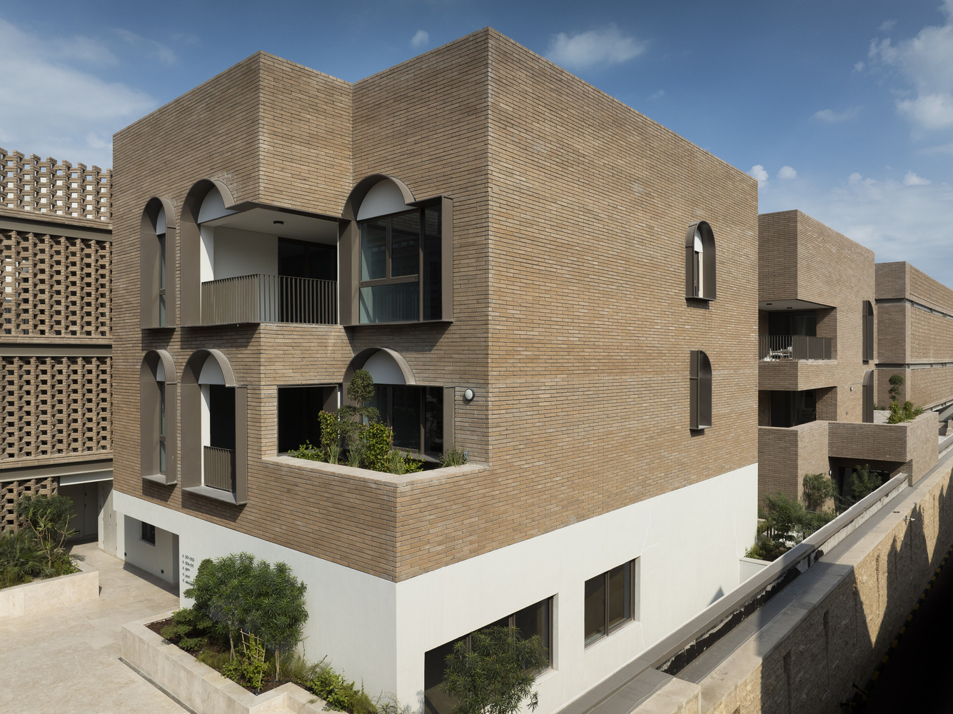 陶土砖筑就滨海住宅新典范：一场空间与材质的诗意对话