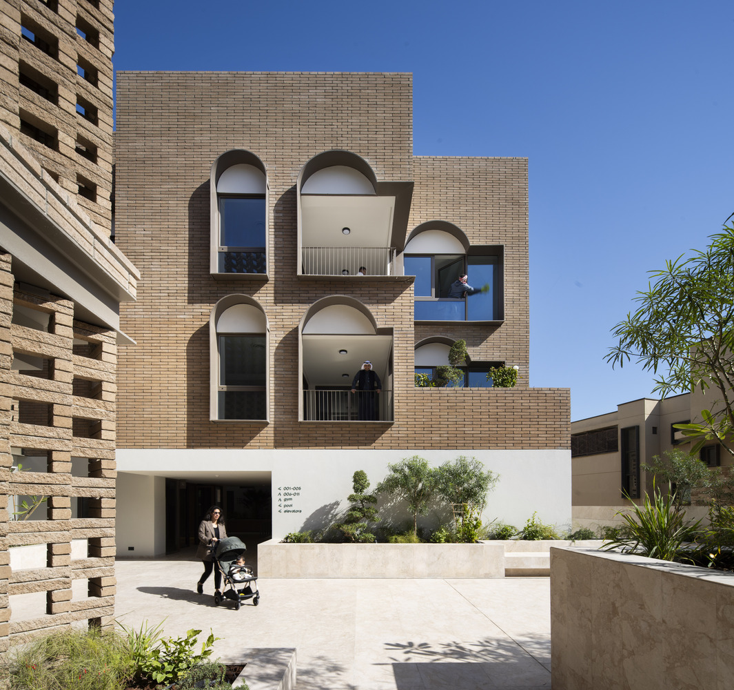 陶土砖筑就滨海住宅新典范：一场空间与材质的诗意对话