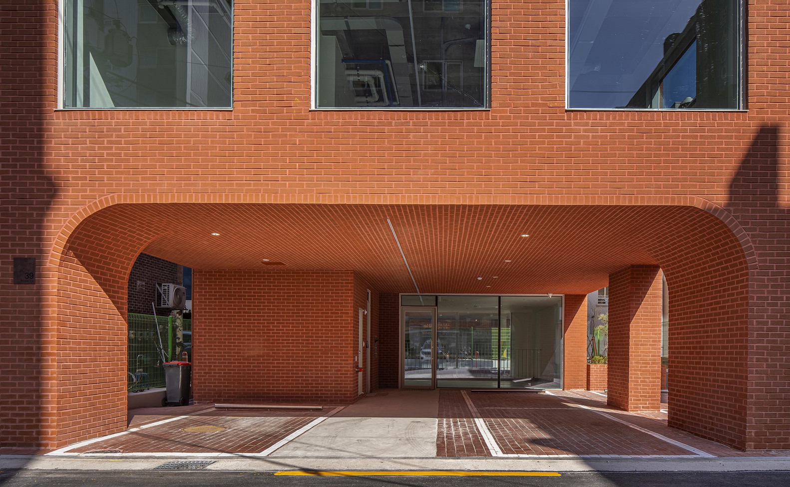 视觉简洁的韵律：陶土砖打造纯粹建筑美学