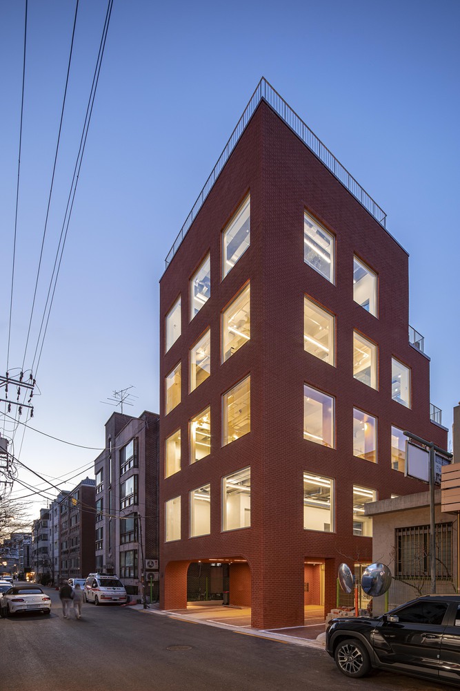 视觉简洁的韵律：陶土砖打造纯粹建筑美学