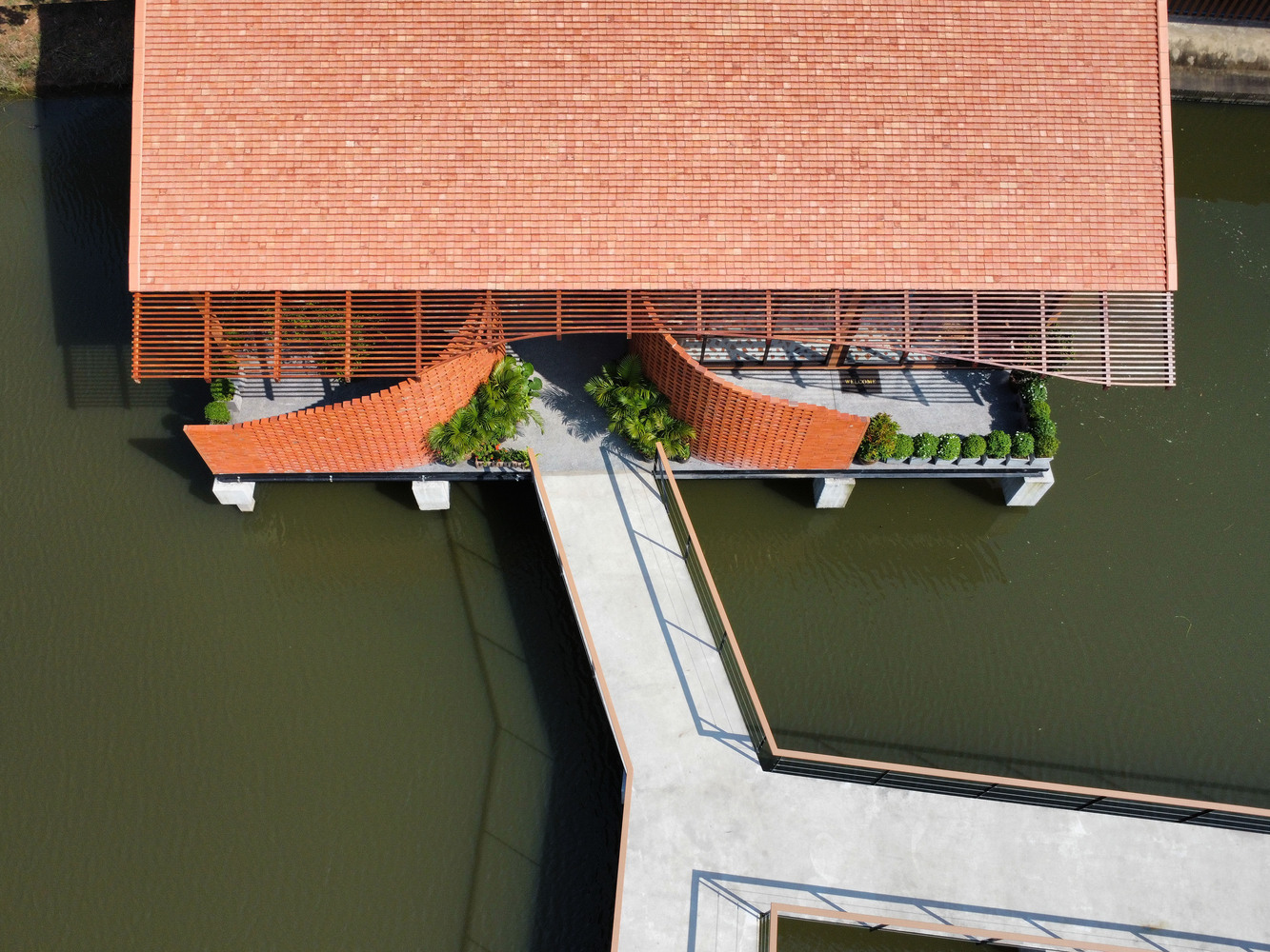 砖影映水:陶土砖构筑水上咖啡空间 砖影映水:陶土砖构筑水上咖啡空间