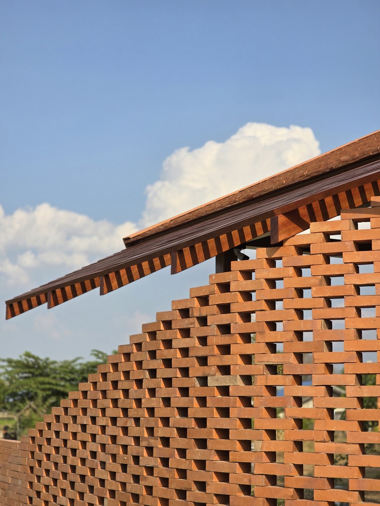 砖影映水:陶土砖构筑水上咖啡空间 砖影映水:陶土砖构筑水上咖啡空间