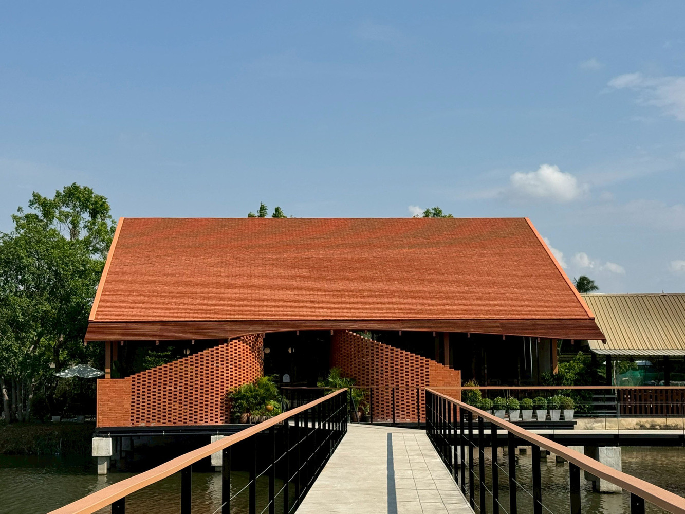 砖影映水:陶土砖构筑水上咖啡空间 砖影映水:陶土砖构筑水上咖啡空间