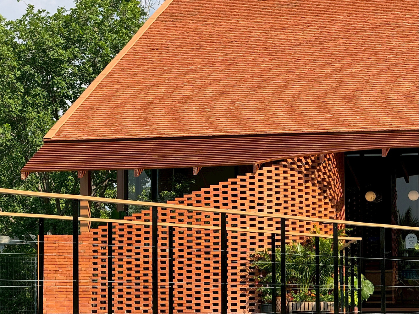 砖影映水:陶土砖构筑水上咖啡空间 砖影映水:陶土砖构筑水上咖啡空间