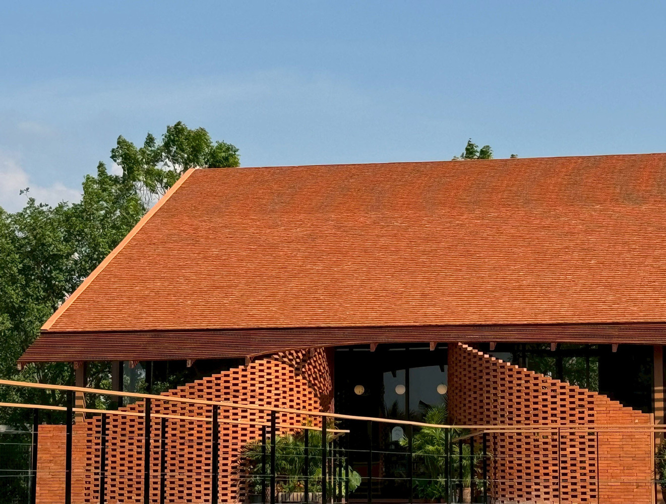 砖影映水:陶土砖构筑水上咖啡空间 砖影映水:陶土砖构筑水上咖啡空间