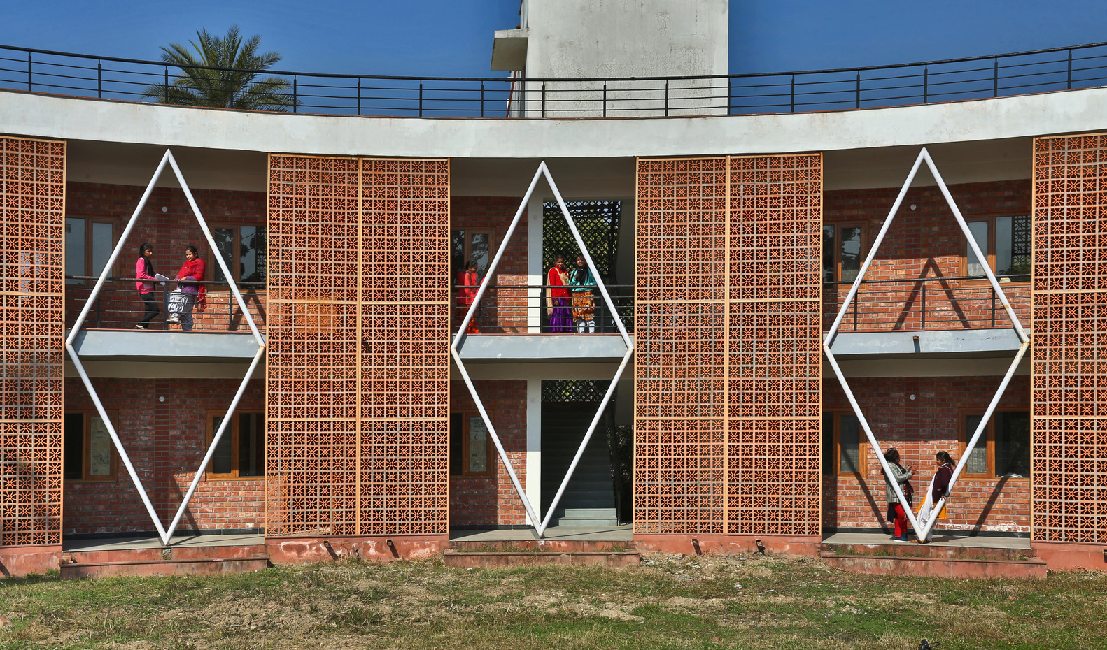 于陶土花格窗间，窥得建筑与自然共生之境