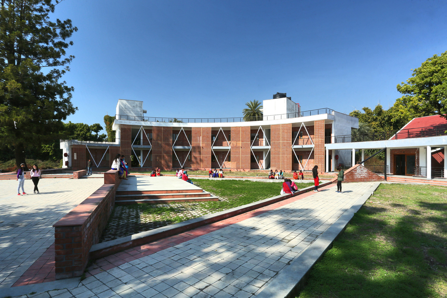 于陶土花格窗间，窥得建筑与自然共生之境