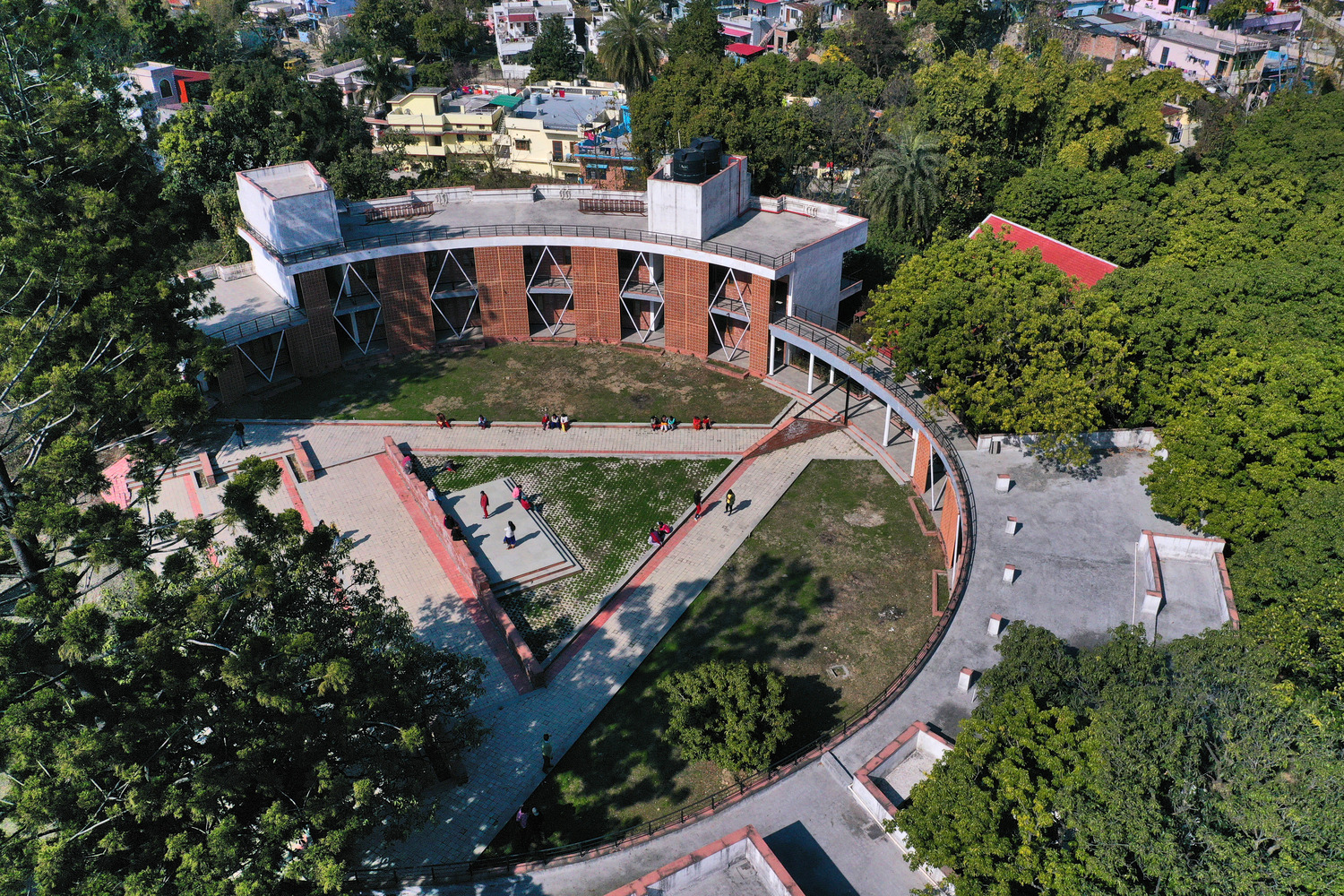 于陶土花格窗间，窥得建筑与自然共生之境