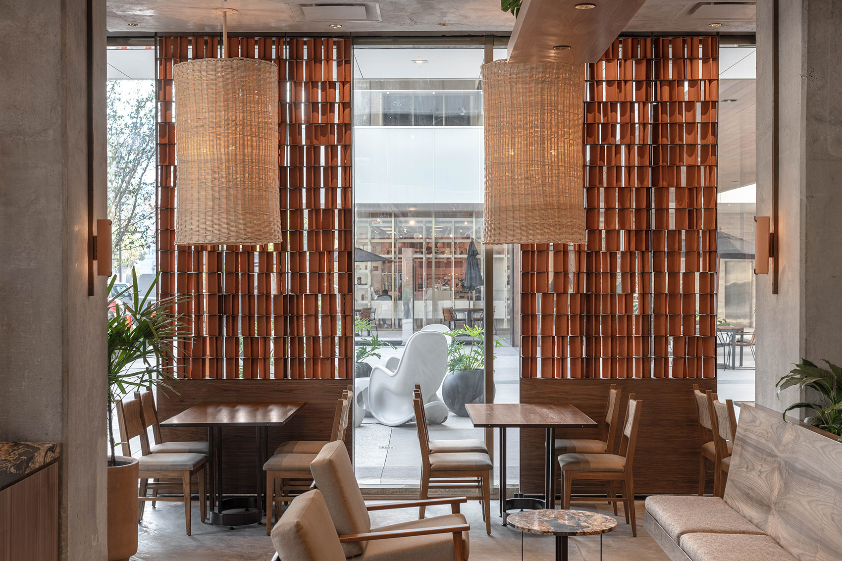 咖啡与陶土的邂逅：一场味觉与视觉的空间叙事