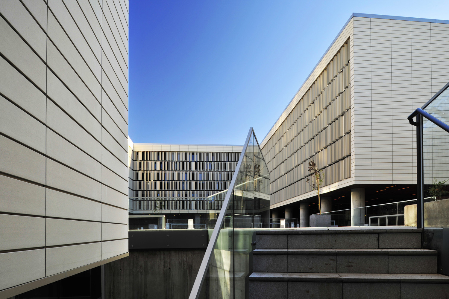 陶板为媒：历史与现代的建筑对话